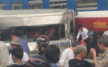 Tàu hỏa húc văng xe đi lễ: Hai nạn nhân đã chuyển viện