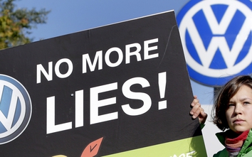 Tốn 22 tỷ USD vì gian lận khí thải, Volkswagen tiếp tục bị kiện
