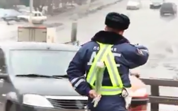 Cảnh sát Nga dừng xe nữ tài xế để tặng hoa