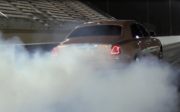 Rolls-Royce Ghost hàng độc đốt lốp so kè cùng Mercedes-Benz G-Class