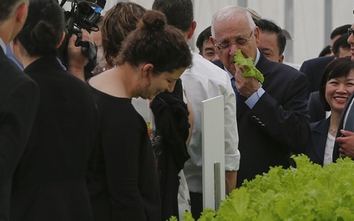 Tổng thống Israel nếm thử rau ngay tại nhà kính VinEco
