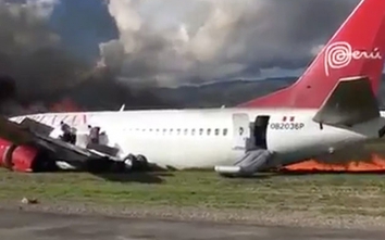Máy bay chở hơn 140 người vỡ cánh, bốc cháy ngùn ngụt