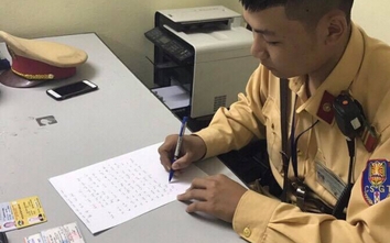Hà Nội: CSGT tìm địa chỉ thương binh đánh rơi giấy tờ