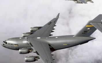 Máy bay quân sự áp sát Air Force One chở ông Donald Trump
