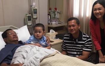 Thủ tướng Campuchia Hun Sen đăng ảnh khi nằm viện ở Singapore trên Facebook