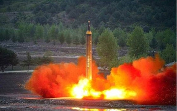 Triều Tiên công bố video bắn tên lửa đạn đạo Hwasong-12