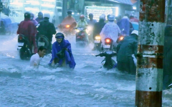 Sài Gòn ngập nặng, dân bì bõm lội nước về nhà