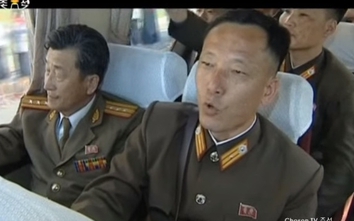 Video: Triều Tiên vinh danh các kỹ sư chế tạo tên lửa Hwasong-12