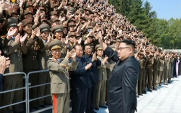 Chủ tịch Kim Jong Un gặp, chụp ảnh với các kỹ sư tên lửa