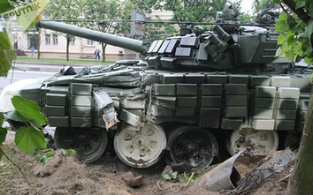 Đang tổng duyệt, tăng T-72 Belarus bất ngờ đâm vào trụ điện