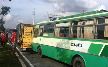 Xe buýt đâm 3 xe tải chờ đèn đỏ trên Xa lộ Hà Nội