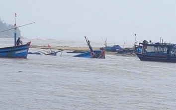 Hàng chục tàu cá của ngư dân Quảng Bình bị sóng đánh chìm
