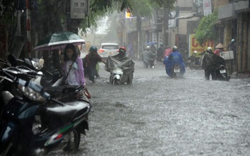 Mưa to xối xả, đường phố Hà Nội ngập sâu trong nước