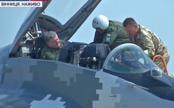 Tổng thống Ucraine Poroshenko ngồi chiến cơ MiG-29