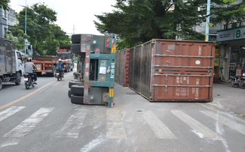 Xe container lật nhào khiến nhiều người thót tim