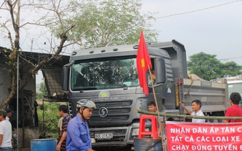 Người dân Biên Hòa lại rào đường chặn xe vào mỏ đá Tân Cang