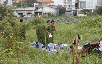 Thi thể bé sơ sinh còn nguyên dây rốn quấn trong chăn