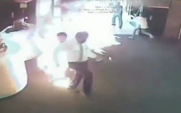 Video: Thanh niên châm lửa đốt ngân hàng vì đợi rút tiền lâu