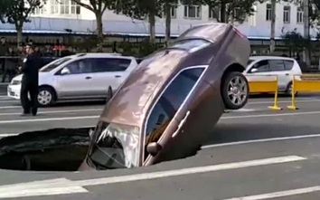 Video: Xót xa Rolls-Royce Ghost bị hố tử thần nuốt trọn