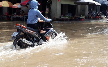 Xe chết máy liên tục vì đường ngập nước ở TP. Sầm Sơn