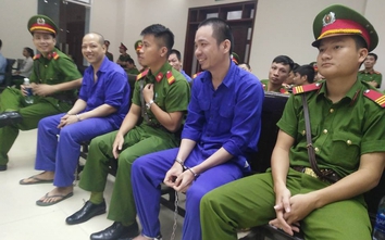 Tử tù trốn trại Nguyễn Văn Tình cười tươi khi hầu tòa