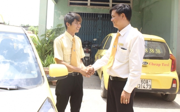 Tặng giấy khen cho tài xế taxi trả lại 100 triệu cho khách