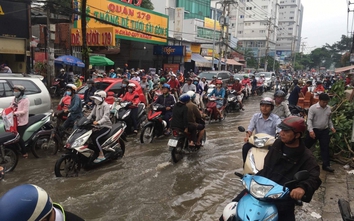 Ảnh: Đường Sài Gòn ngập trắng, kẹt xe kinh hoàng sau mưa lớn