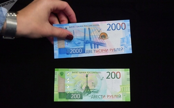 Ukraine cấm ngân hàng tiếp nhận tiền Nga với hình ảnh Crimea