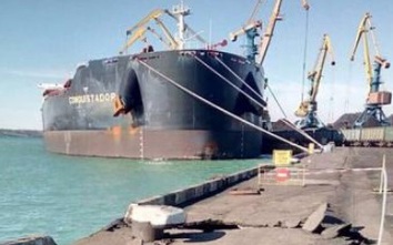 Tàu chở than Mỹ đâm vỡ bến cảng của Ucraine
