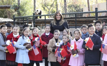 Video: Bà Malania Trump đi thăm vườn thú Bắc Kinh
