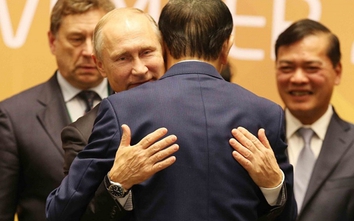 Tổng thống Putin ôm tạm biệt Chủ tịch Trần Đại Quang