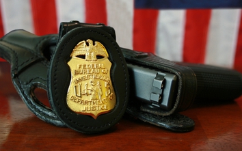 Đặc vụ FBI bị vũ nữ trộm mất súng, đồng hồ Rolex