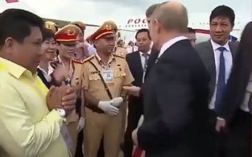 Video: Ông Putin nhiệt tình bắt tay Cảnh sát giao thông Việt Nam