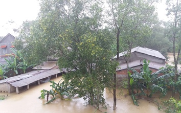 Mưa lớn ngập nhà, cắt đường ở Quảng Trị