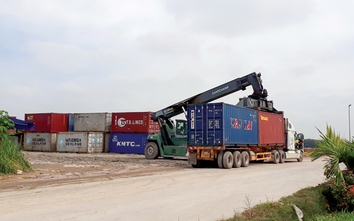 TP.HCM: Ngang nhiên sang hàng để chở quá tải trước cảng Phú Hữu