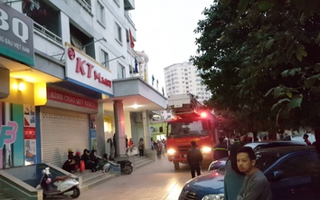 Hà Nội: Người dân hoảng loạn tháo chạy khỏi tòa nhà đang bốc cháy