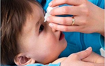 Con thủng giác mạc vì mẹ nhỏ sữa trị đau mắt