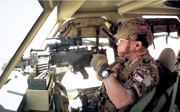 Video: Vua Jordan đích thân cầm súng tập trận bắn đạn thật