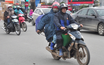 Gió mùa ùa về, người dân Hà Nội khoác vội áo mưa chống rét