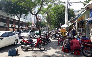 Vỉa hè trung tâm Sài Gòn lại biến thành chợ, bãi đỗ xe