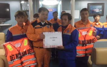 Cứu 10 thuyền viên gặp nạn bị thả trôi trên biển
