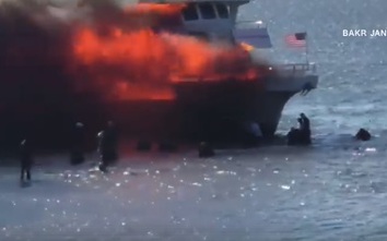 Video: Cháy thuyền casino ở Mỹ, hành khách nhảy xuống biển thoát thân