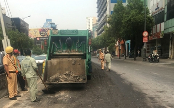 CSGT dọn bùn đất rơi vãi trên đường phố Sài Gòn
