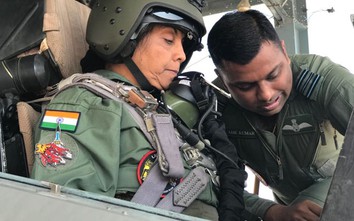 Video: Nữ Bộ trưởng QP Ấn Độ ngồi chiến cơ Su-30 MKI