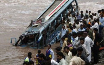 Xe buýt rơi xuống sông, 12 người chết