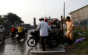 Triều cường gây ngập ở Sài Gòn, CSGT lội nước đẩy xe giúp dân