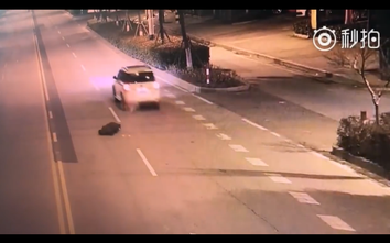 Video: Vợ lái ô tô, chồng văng ra khỏi xe mà không biết
