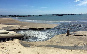 Video: Nước thải đen ngòm xả thẳng ra biển Bình Thuận