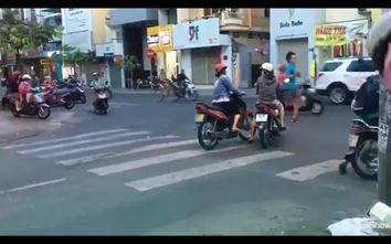 Video: Hai nữ xế thản nhiên dừng xe giữa đường "buôn chuyện"