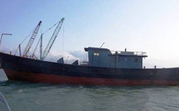 Ngư dân Huế phát hiện chiếc “tàu ma” trôi dạt trên biển